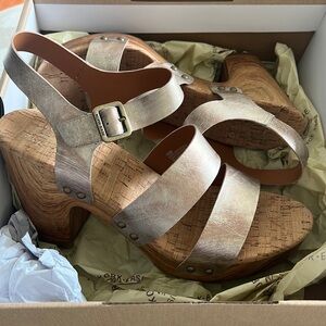 NWOT KORKEASE DELLA LIGHT GOLD SIZE 10